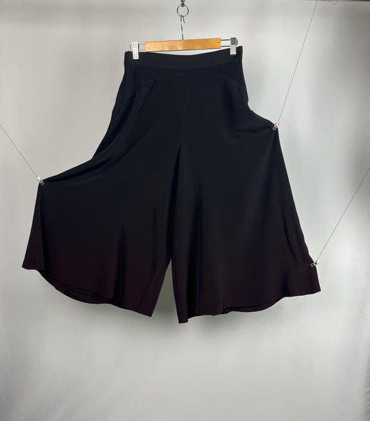 Wide leg 3/4 black trousers unisex